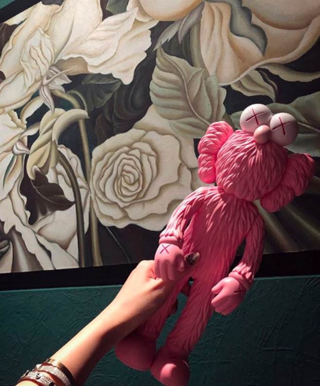 但周扬青生日只收到罗志祥送的一个价值约4万元的公仔。(图/ 摘自周扬青IG)