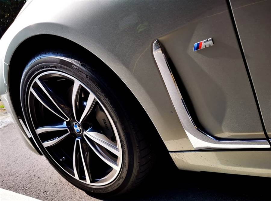 BMW 730i Edition M外觀部分全面升級M Sport專屬空力套件、19吋M款專屬雙輻式輪圈（前245/45R19、後275/40R19配胎）、M字樣車側銘牌等運動化配件。