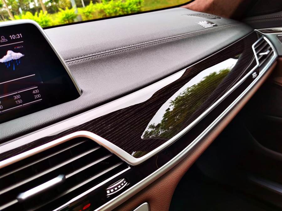▼BMW 7系列Edition M的車艙則以BMW Individual Alcantara麂皮車內頂篷、Fine-line黑色高光澤木紋飾板、以及Pure Excellence內裝木飾板點綴（涵蓋後座置杯架、車頂把手、後座安全帶出口）等升級配件襯托下，賦予其與眾不同的動感豪華氣息。