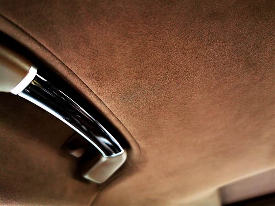 BMW 7系列Edition M的車艙則以BMW Individual Alcantara麂皮車內頂篷、Fine-line黑色高光澤木紋飾板、以及Pure Excellence內裝木飾板點綴（涵蓋後座置杯架、車頂把手、後座安全帶出口）等升級配件襯托下，賦予其與眾不同的動感豪華氣息。