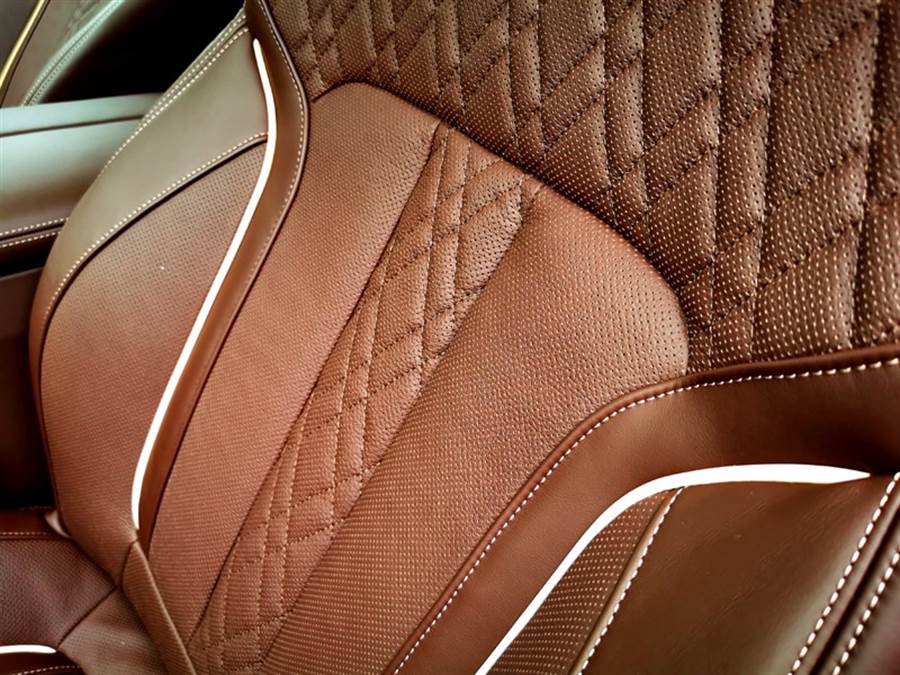 Nappa舒適型真皮雙前座椅，除了有菱格紋縫線的高質感細節設計外，還包含了記憶、通風加熱以及電動腰靠等功能，絕對舒適、豪華無誤。