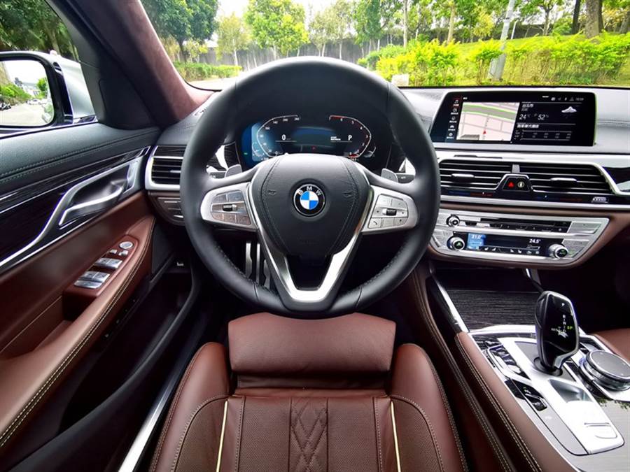 由12.3吋虛擬數位儀錶、10.25吋中控觸控螢幕、BMW智能衛星導航系統及iDrive7.0使用者介面等構成的BMW全數位虛擬座艙，除了高整合度的實用性外，將數位科技的便利性以最直覺的操作模式快速讓車主上手，更是令人讚賞。
