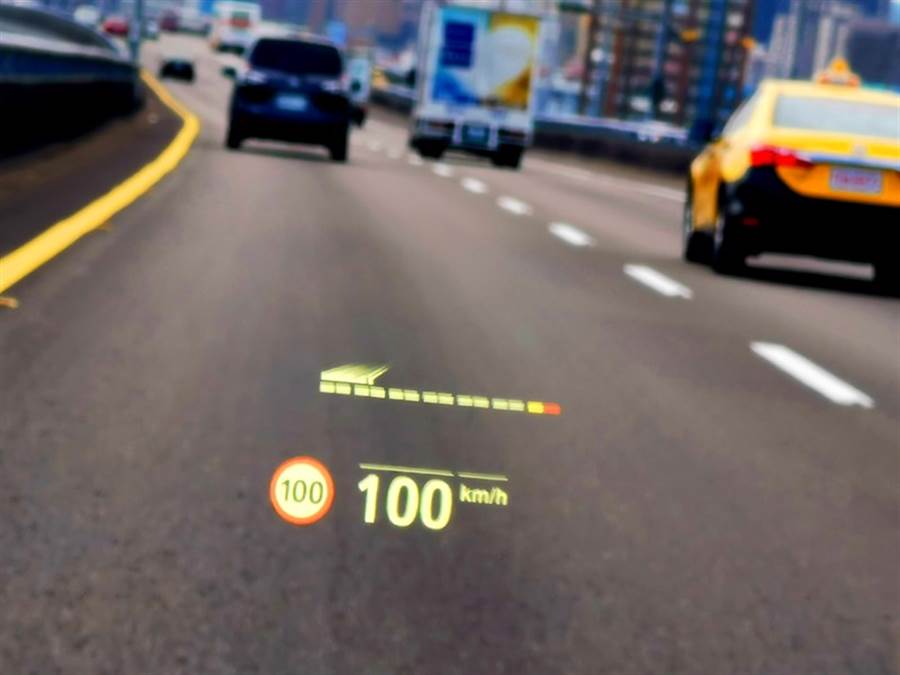 全彩的車況抬頭顯示器會將所有行車相關資料直接投影至視線前方，投影內容包括了目前車速、碰撞警示、速限資訊或控制訊息，大幅提高行車安全與舒適度。