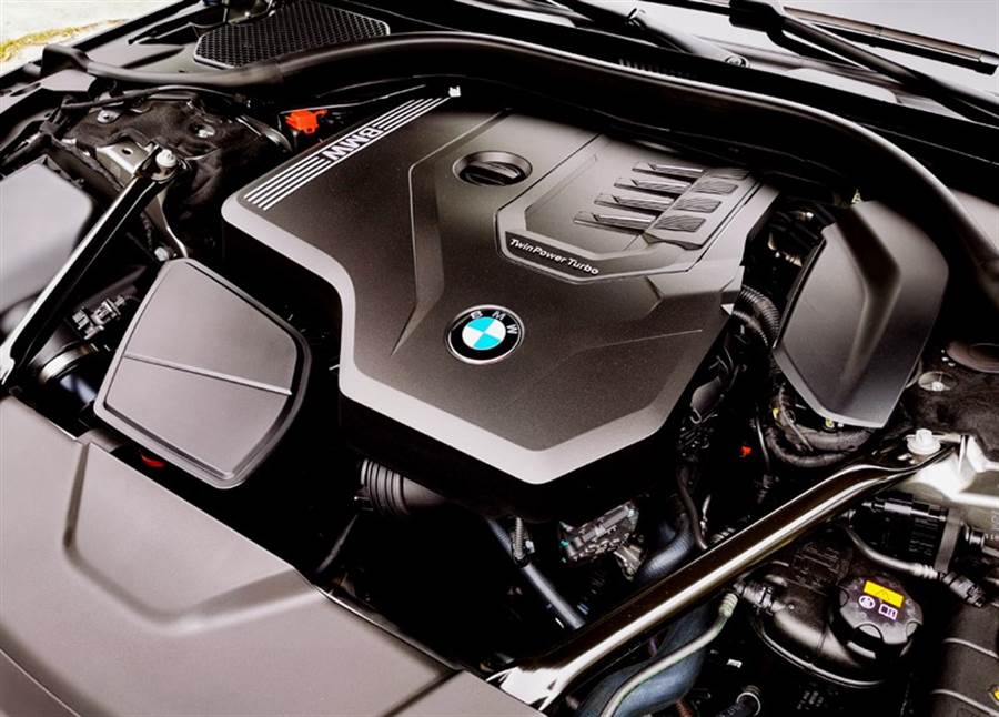 2.0升、TwinPower Turbo直列四缸汽油引擎，由低至高轉速域裡一股帶有質感、活力充沛的加速勁道，令人印象深刻；在動力演繹上，BMW向來就有著獨到調校功力，確實令人讚賞。