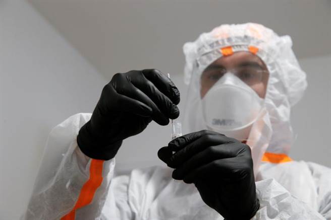 法国医师4月28日在古佐库尔（Gouzeaucourt）检测新冠肺炎病毒的画面。（路透）