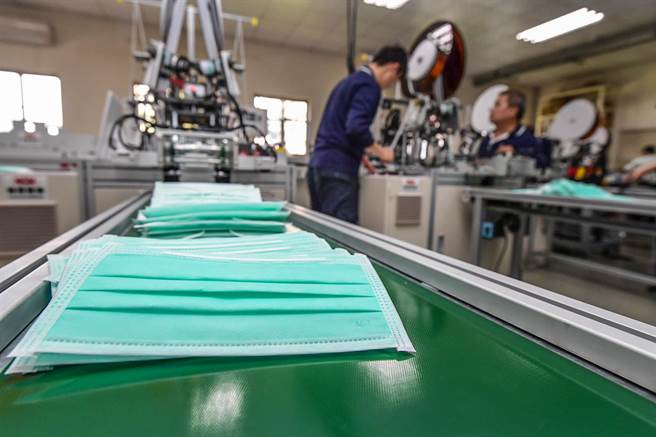 工研院派员协助厂商组装口罩机台「即刻上线」，92条口罩机产线在3月底全数交机，达成不可能的任务。（工研院提供／罗浚滨新竹传真）