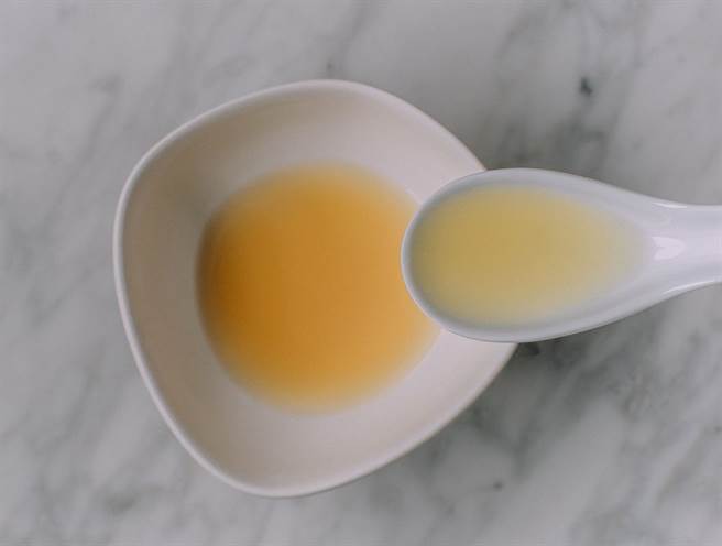 一碗好的滴雞精要呈現乳白色較佳，在品嚐之前，可先「觀聞啜潤」。（主辦單位提供）