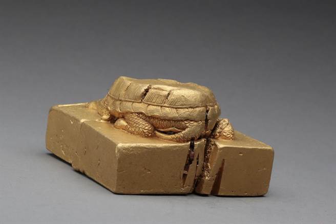 明朝张献忠江口沉银文物第3期文物中，有新发掘出的蜀世子宝金印，重达5、6公斤以上，成为张献忠文物中最吸引目光的文物。（图／四川省文物考古研究院）