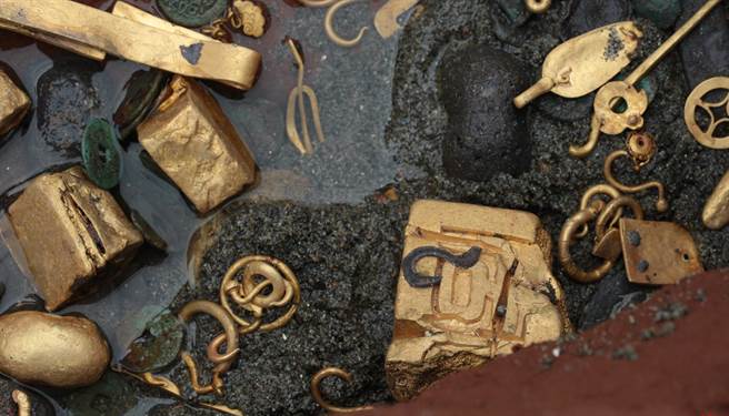 张献忠江口沉银文物第3期有大量的金饰、金器，大部份来自于蜀王府，因为大型金器较重，比较接近战争发生地，轻小型的金银器则漂流到较靠下游处。（图／四川省文物考古研究院）