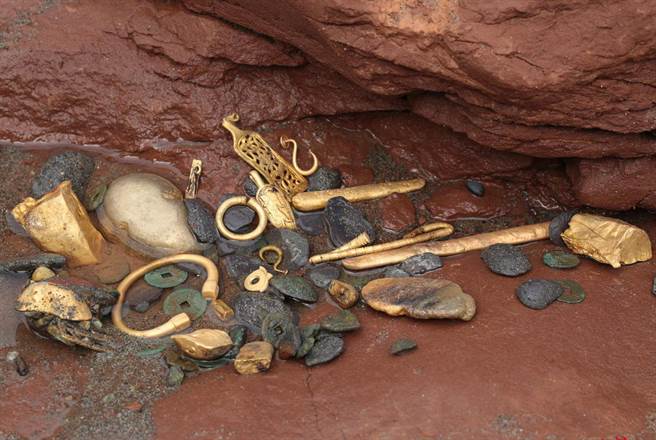 张献忠江口沉银第3期发掘出眾多大型金饰金器，多数来自于 
蜀王府。（图／四川省文物考古研究院）