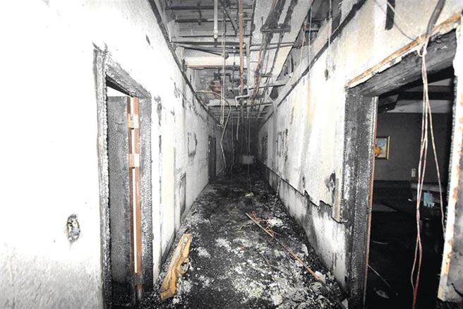 图为林森北钱柜火烧过后惨况。（消防局提供）