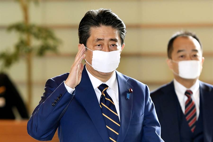 日本防疫手段瞎？網列這些最傻眼。圖為日本首相安倍晉三。（資料照／美聯社）