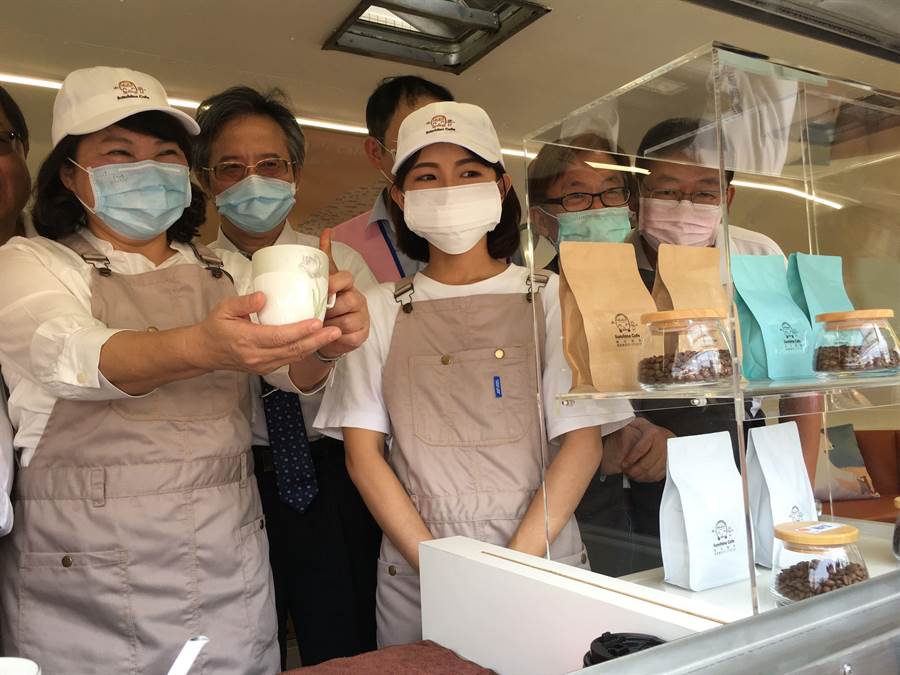 嘉義市長黃敏惠（左）、嘉基院長姚維仁（左二）推薦晨光行動咖啡車。（廖素慧攝）