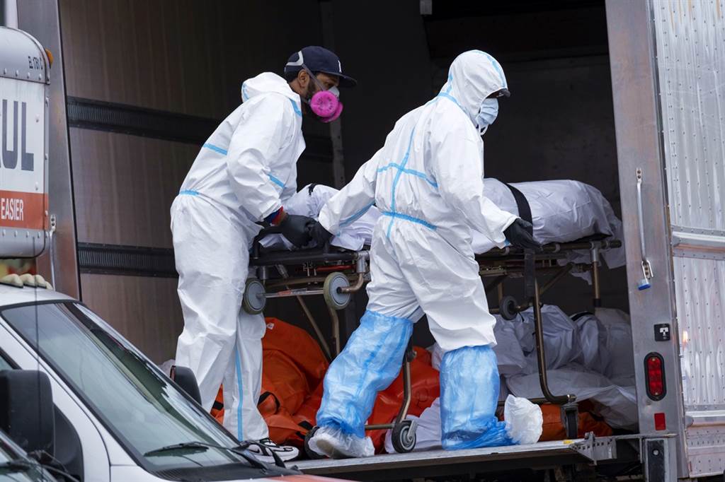 纽约警方到现场后，将明显开始腐烂的遗体改安置在冷冻货柜车内。（图／美联社）(photo:ChinaTimes)