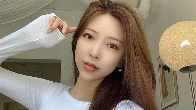 170cm网拍女神崔素美(somi)西装外套里上空！开襟「半乳露出」引暴动（图／IG@cxxsomi ）