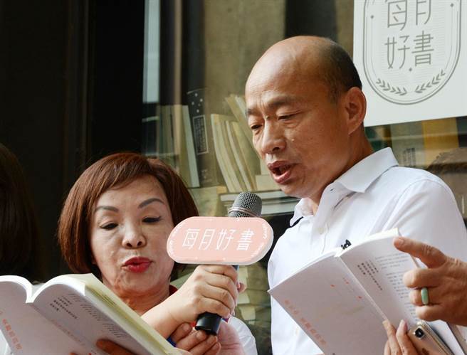 高雄市长韩国瑜推广阅读，每月推荐1本好书，并举办心得徵文比赛；图为去年10月韩国瑜推荐《余光中美丽岛诗集》时，当眾朗读书中诗作。（图／本报资料照，林宏聪摄）