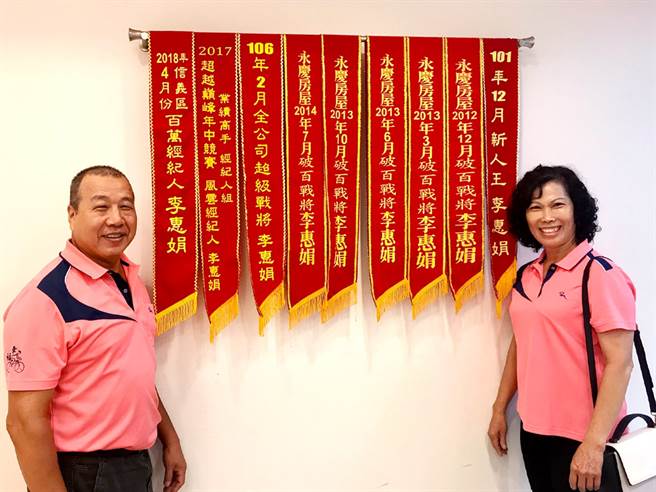 看到女儿的好成绩，李惠娟的父母感到欣慰与骄傲。