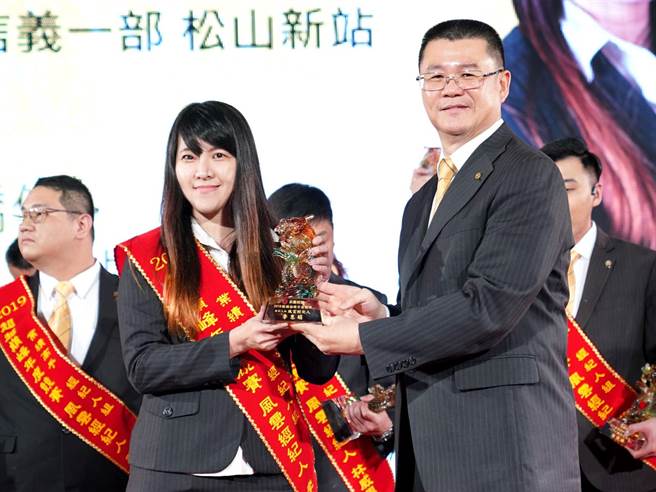 李惠娟自入行一年后，每年的年薪皆超过百万。