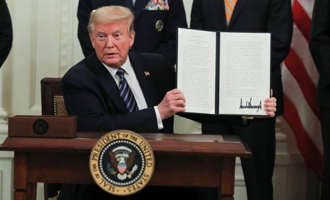 美国总统川普强调他看过病毒源自武汉病毒研究所相关证据，但拒绝进一步透露。图为川普参加「美国长者月」所签署的文件。（路透社）