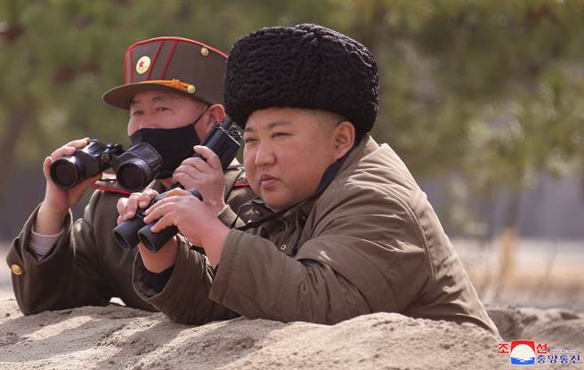北韩最高领导人金正恩3月9日视察军事演习的资料照。（朝中社）