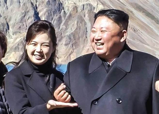 国安局长邱国正爆北韩领导人金正恩生病了。图为2018年9月金正恩夫妇以天池为背景拍照，用手搭出一个心形。(资料照/韩国总统府提供)
