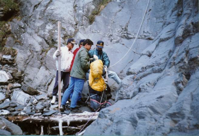 1994年12月，救難人員為了運送死者屍體，還得克服奇萊山崎嶇地形。(圖/中時資料庫/魏麒原攝)