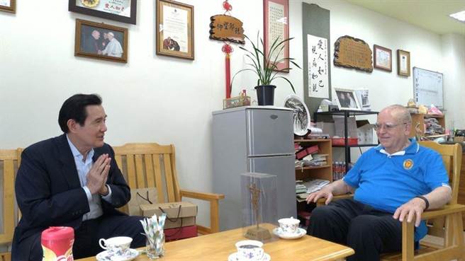 前總統馬英九(圖左)日前探訪天主教靈醫會呂若瑟神父(圖右)，表達敬意。(圖擷自馬英九臉書)