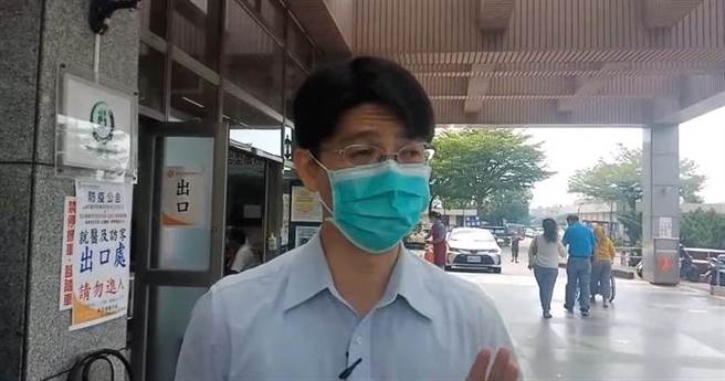 负责精神鑑定的沈正哲医师，此次也遭大量乡民出征谩骂，但也有许多人为他抱不平，认为他只是依专业办事 (图／翻摄照片／张亦惠嘉县传真)