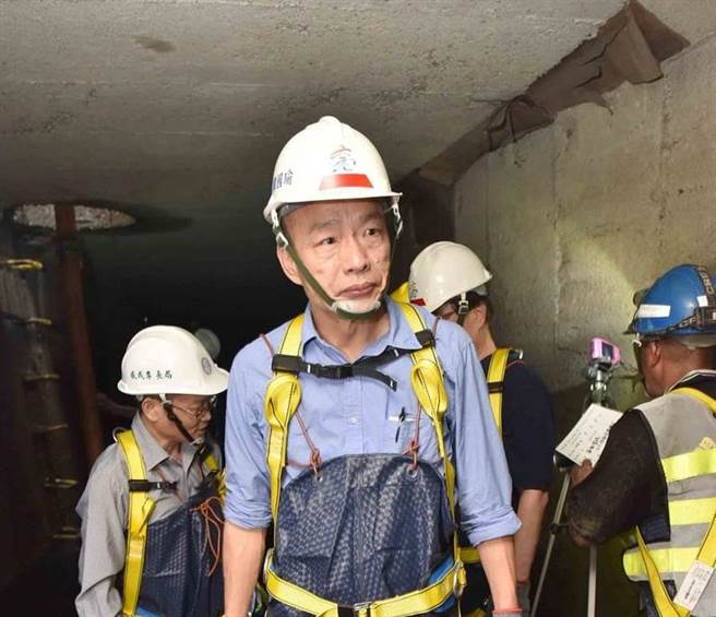 高雄巿长韩国瑜去年穿青蛙装，进入三民区同盟二路与自立一路口视察下水道。（图/本报资料照，曹明正翻摄）
