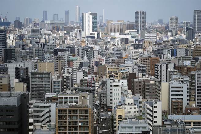 日本百貨業面臨衰退，其他12個行業受到衝擊，圖為東京街頭。（美聯社資料照片）