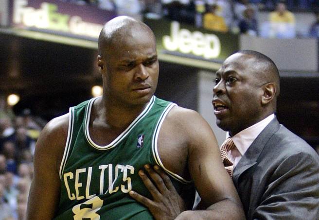 前塞尔提克球星沃克从破产中站起，并以自身经歷警惕后辈。（美联社资料照）