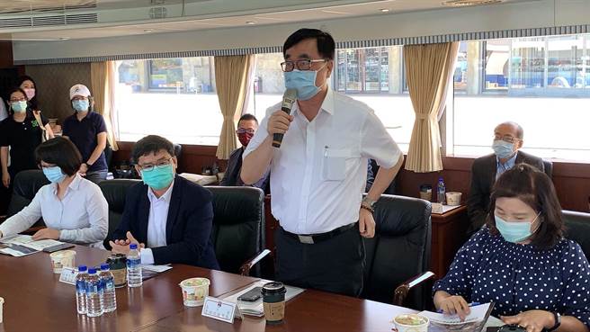 針對愛情摩天輪開發案，高市副市長李四川（中）4日開炮，「給了港務公司6年時間，為何不簽約？」（柯宗緯攝）