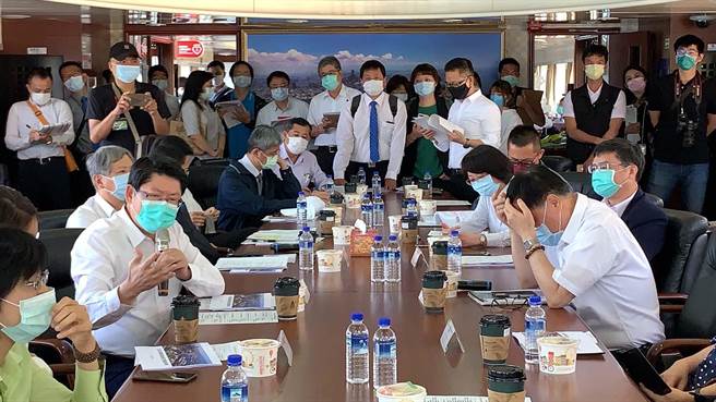 交通部次長黃玉霖（左二）表示，希望高市府維持42％的土地回饋協議。（柯宗緯攝）