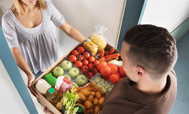 正妹外送员穿中空装晒身材 网暴动(示意图／达志影像)