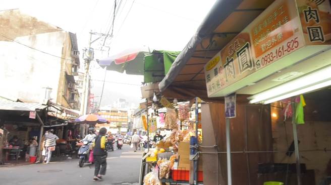 北投古早味肉圆摊在北投市场新市街上。(照片/邱子轩 拍摄)