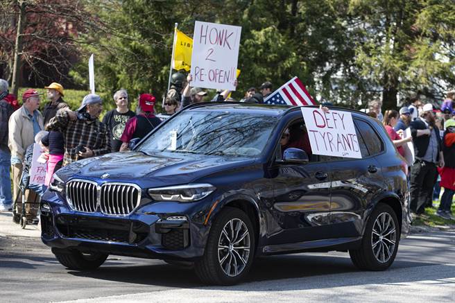 美国各地都出现民眾要求州政府解封并重启经济活动，但几个已復工的州却又出现疫情反弹。图为印地安那州民眾聚集在州长官阺前抗议要求解除外出限制并恢復工作。（图／美联社）
