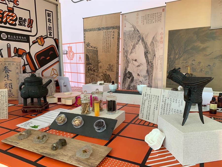 裝載古老醫藥、疫病歷史等故宮典藏。（許哲瑗攝）