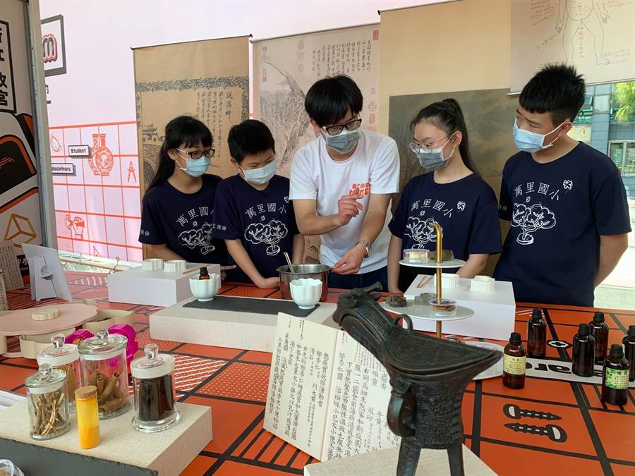 未來1年內將開進新北30處偏鄉小學，由故宮專人介紹展覽。（許哲瑗攝）