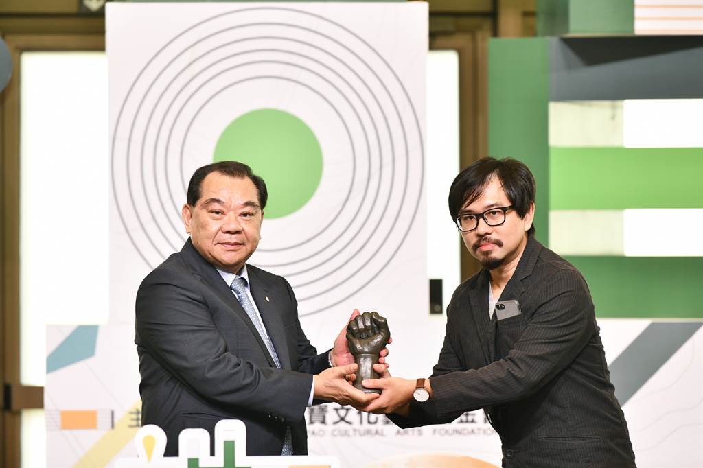 麗寶集團董事長吳寶田頒發第四屆首獎得主戴士偉。/圖業者提供