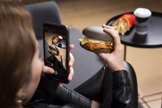 麥當勞攜手APUJAN訂製黑裝 「抹黑」食客相機！