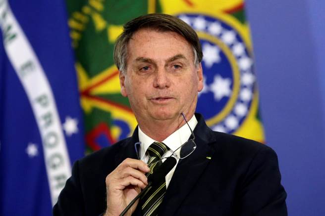 巴西新冠肺炎疫情暴衝，总统波索纳洛（Jair Bolsonaro）面对记者提问死亡人数超越大陆时，竟回答「那又怎样」，惊人回应让CNN名主播艾曼普（Christiane Amanpour）看得瞠目结舌。（资料照／美联社）