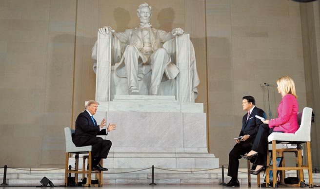 圖為2020年5月，美國總統川普在位於華盛頓的林肯紀念堂舉行「線上大會」，回答選民問題。（路透）