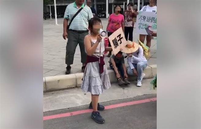 女童拿著大聲公，在路邊大喊罷韓口號。（圖／摘自葉匡時臉書）
