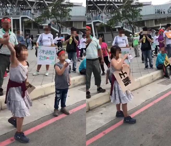 兩名孩童拿著大聲公，在路邊大喊罷韓口號。（圖／摘自葉匡時臉書）
