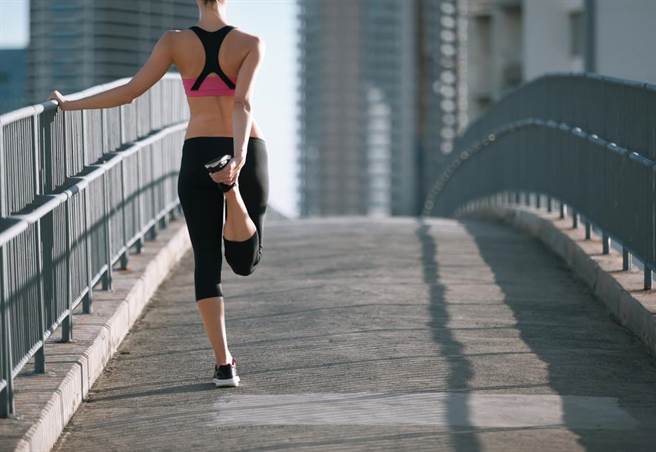 华通电脑副总经理吴彭弘遭周刊拍到与美魔女大街拉筋、慢跑，还拥抱摸臀，互动亲密。（达志影像/shutterstock提供）