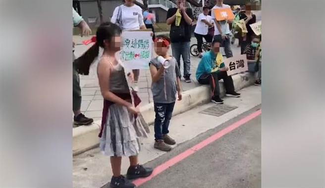 家長帶著小孩一起上街頭罷韓。（圖／摘自葉匡時臉書）