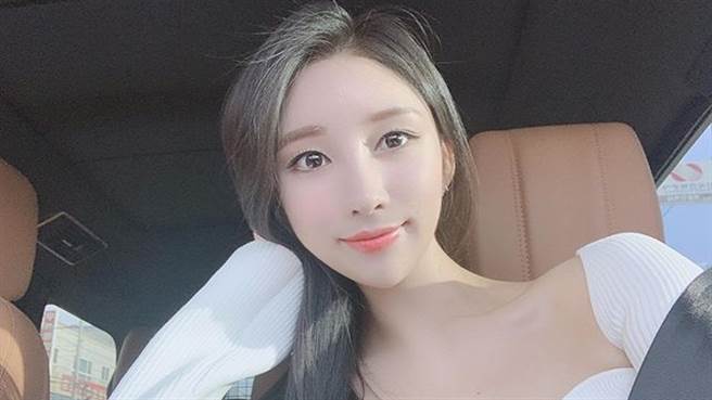 长腿空姐livin紧身白T领口超深V「上帝视角泄春光」（图／IG@babegia）