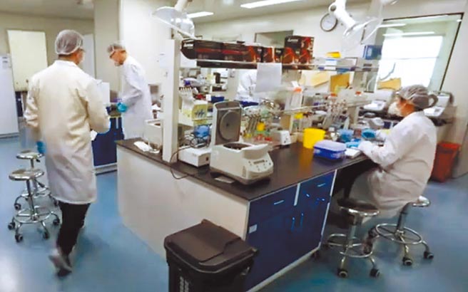 中国科学院武汉病毒研究所党委书记兼副所长袁志明公布武汉病毒研究所P4，相关病毒实验室神秘面纱。（摘自CGTN）