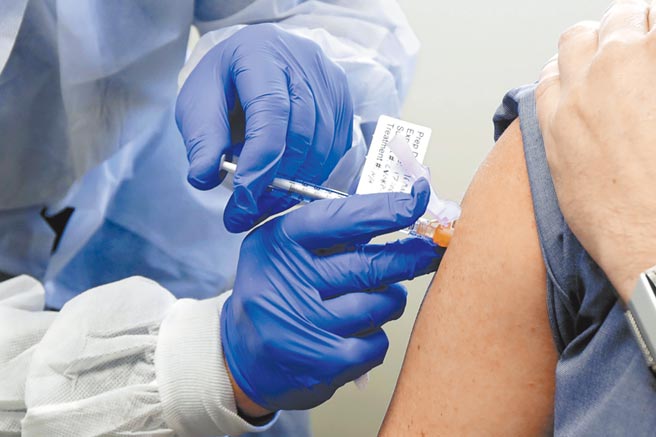 台灣新冠肺炎疫苗數量至今仍不夠。（示意圖/美聯社）