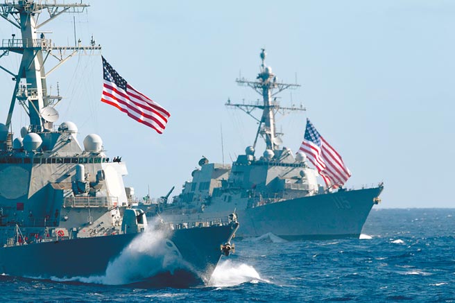 美國海軍「拉斐爾‧佩拉塔號」（DDG-115）伯克級飛彈驅逐艦（後）。（取自美國海軍官網）